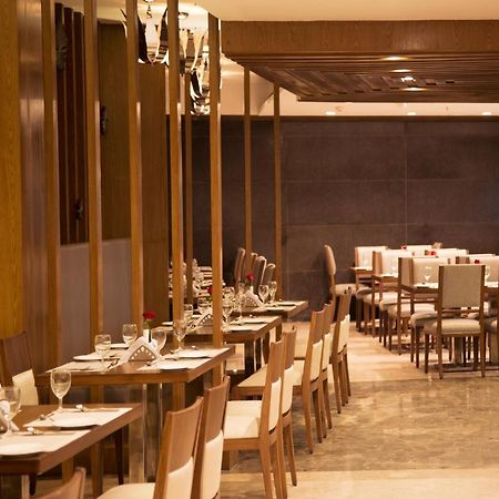 V 7 Hotel Chennai Bagian luar foto