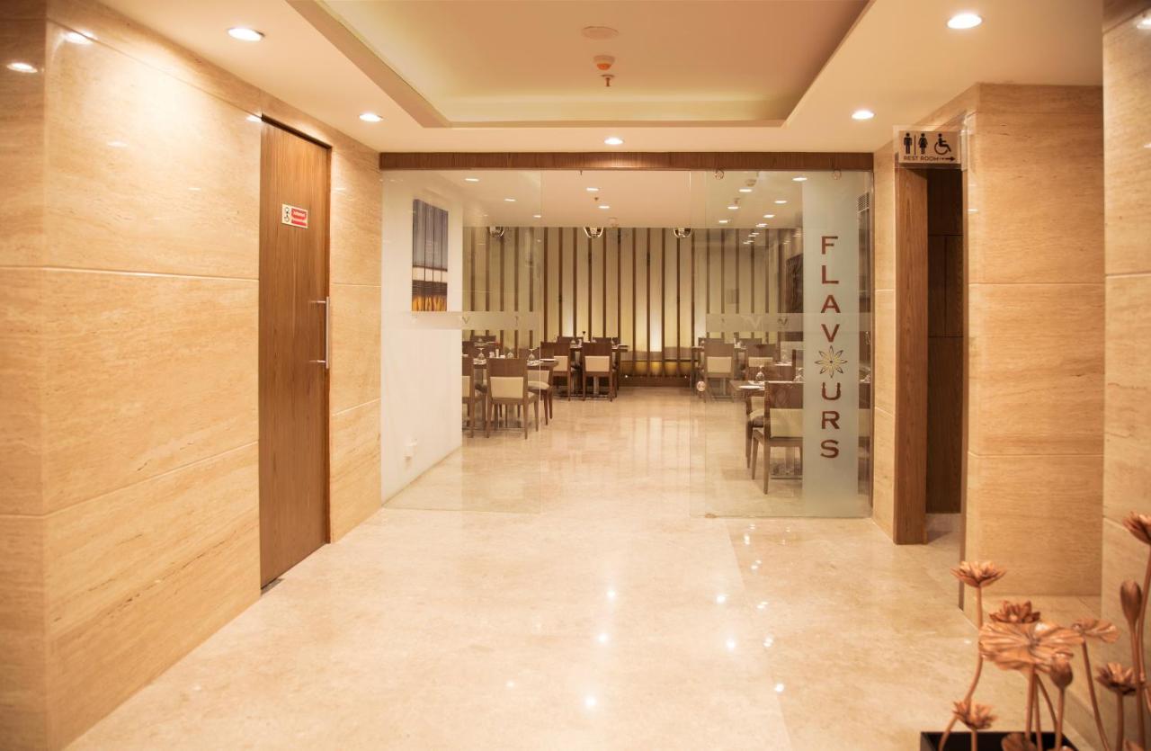 V 7 Hotel Chennai Bagian luar foto