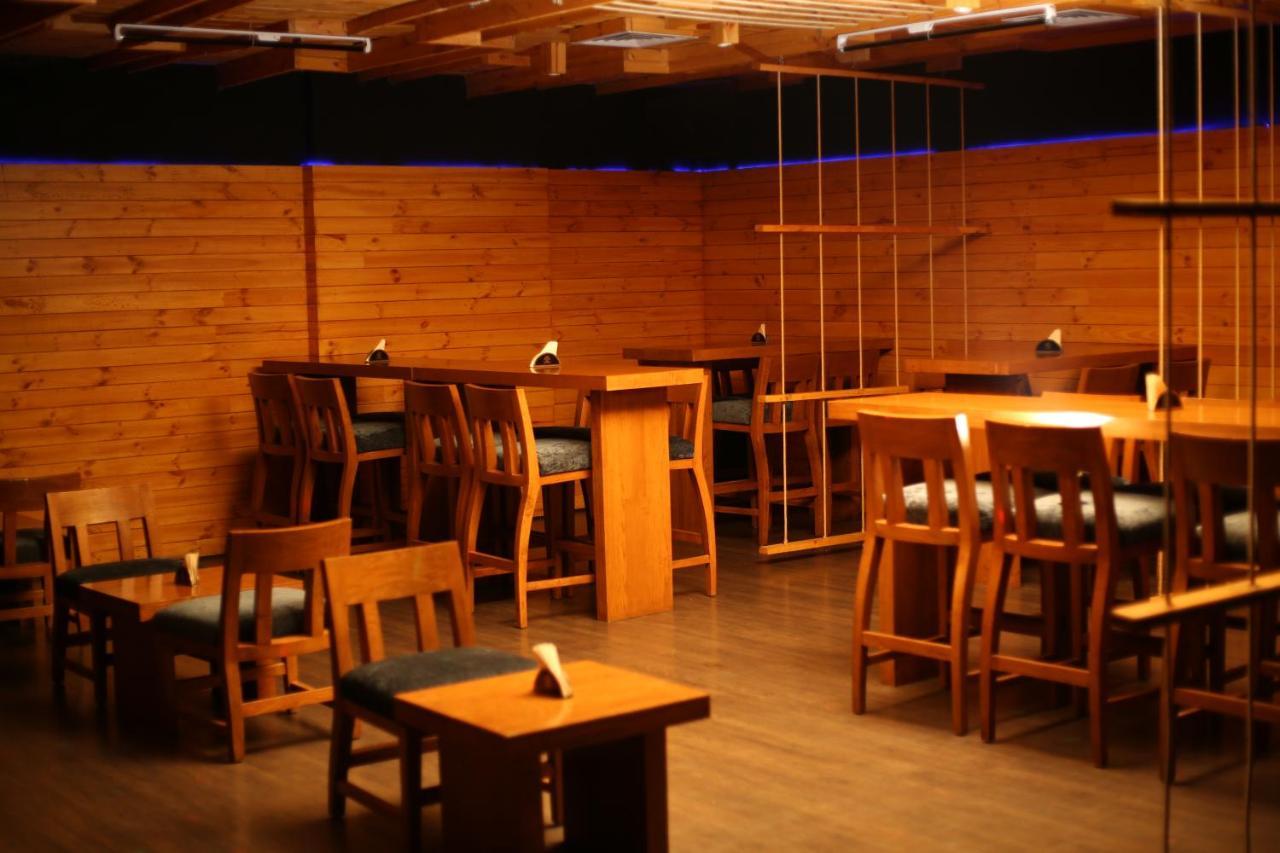 V 7 Hotel Chennai Bagian luar foto