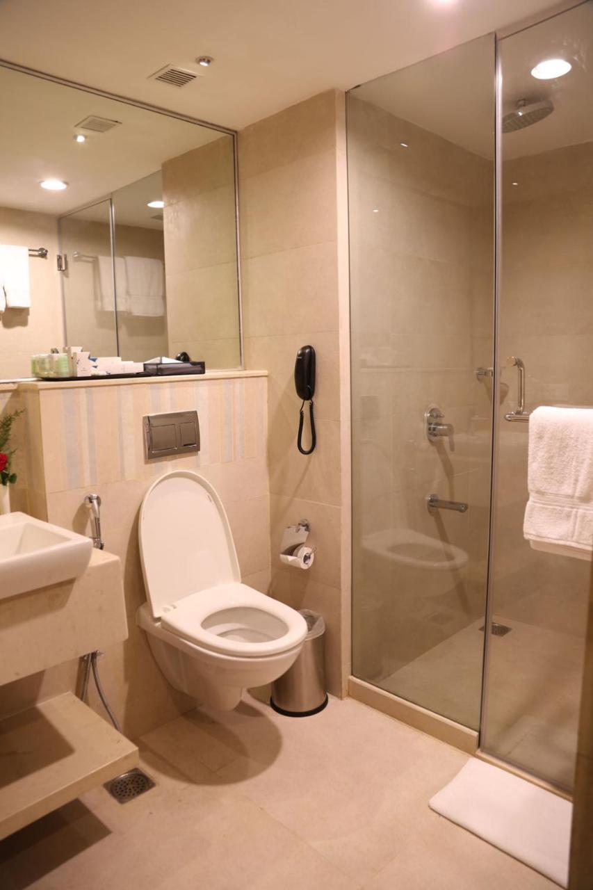 V 7 Hotel Chennai Bagian luar foto