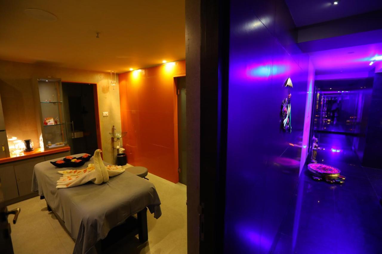 V 7 Hotel Chennai Bagian luar foto