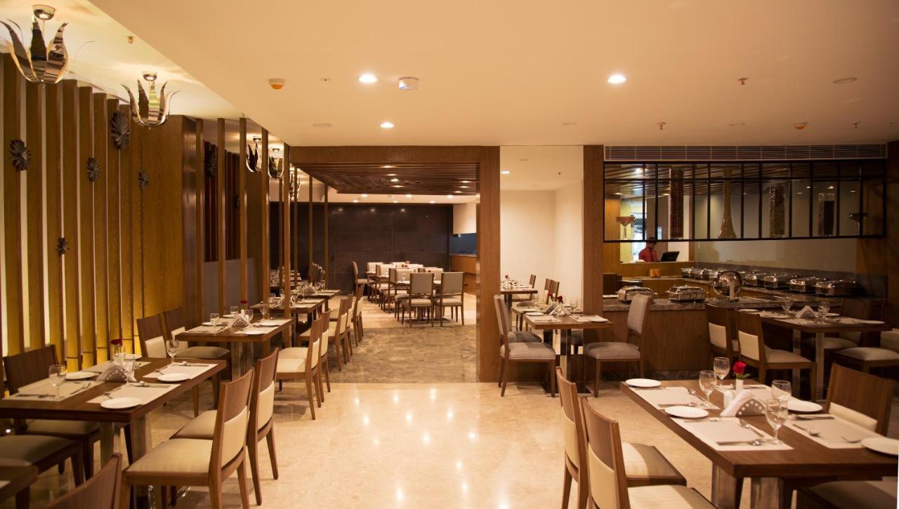V 7 Hotel Chennai Bagian luar foto