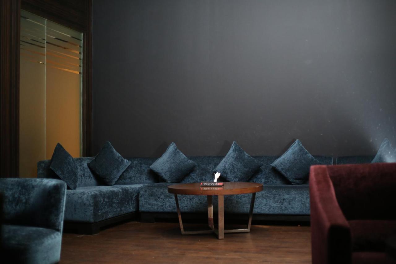 V 7 Hotel Chennai Bagian luar foto