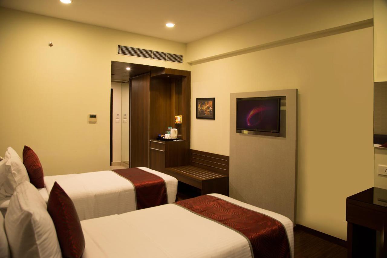 V 7 Hotel Chennai Bagian luar foto