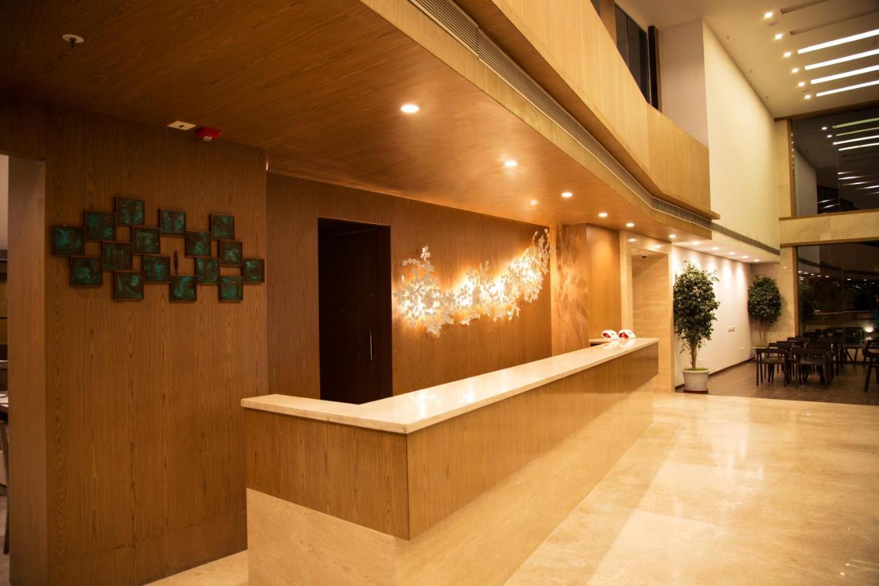V 7 Hotel Chennai Bagian luar foto
