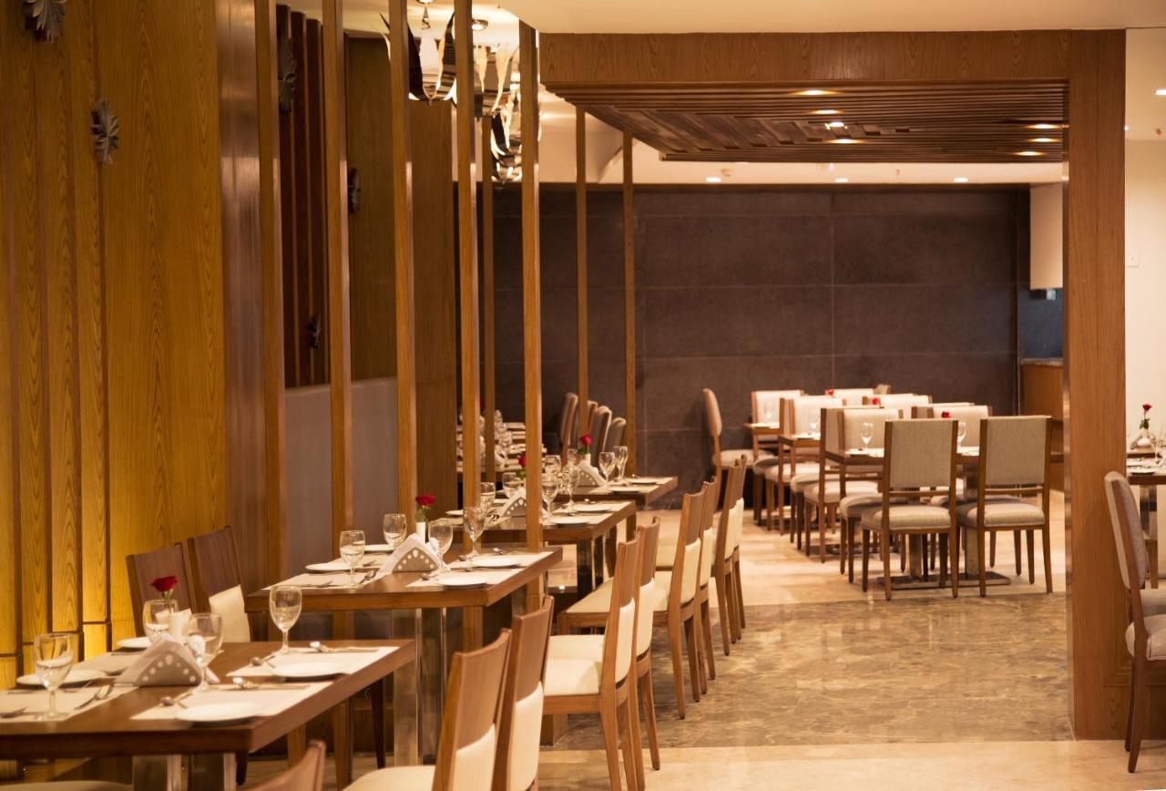 V 7 Hotel Chennai Bagian luar foto