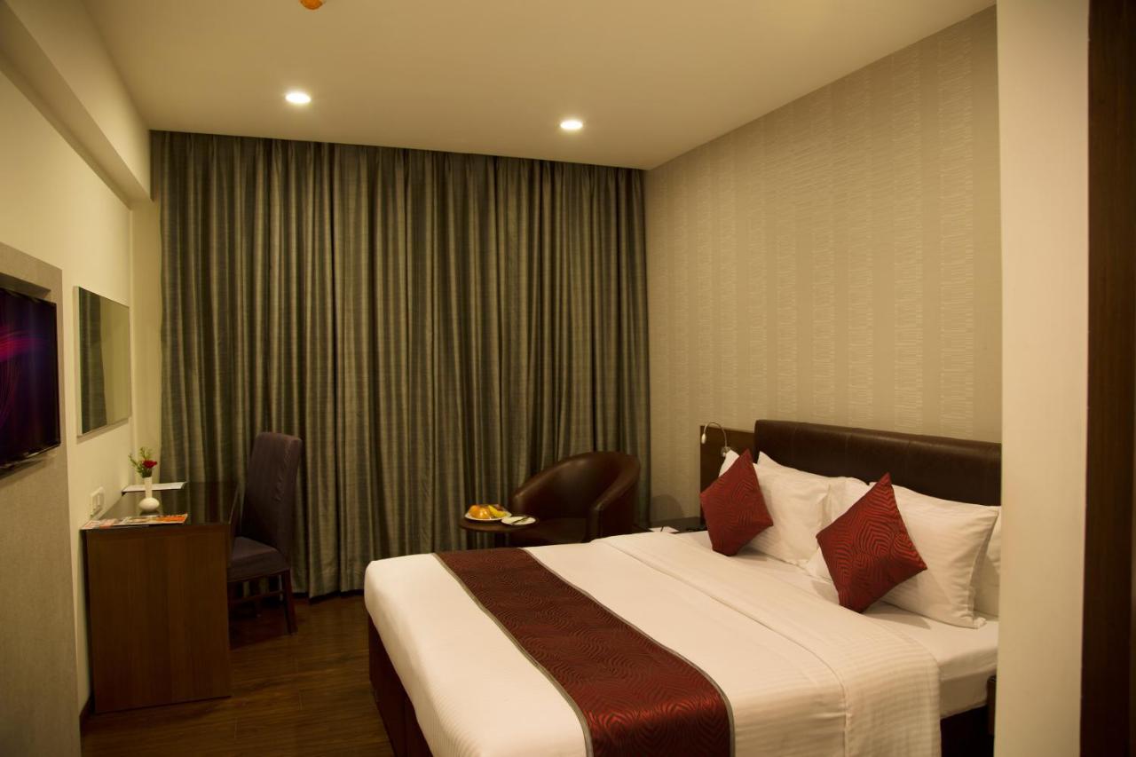 V 7 Hotel Chennai Bagian luar foto