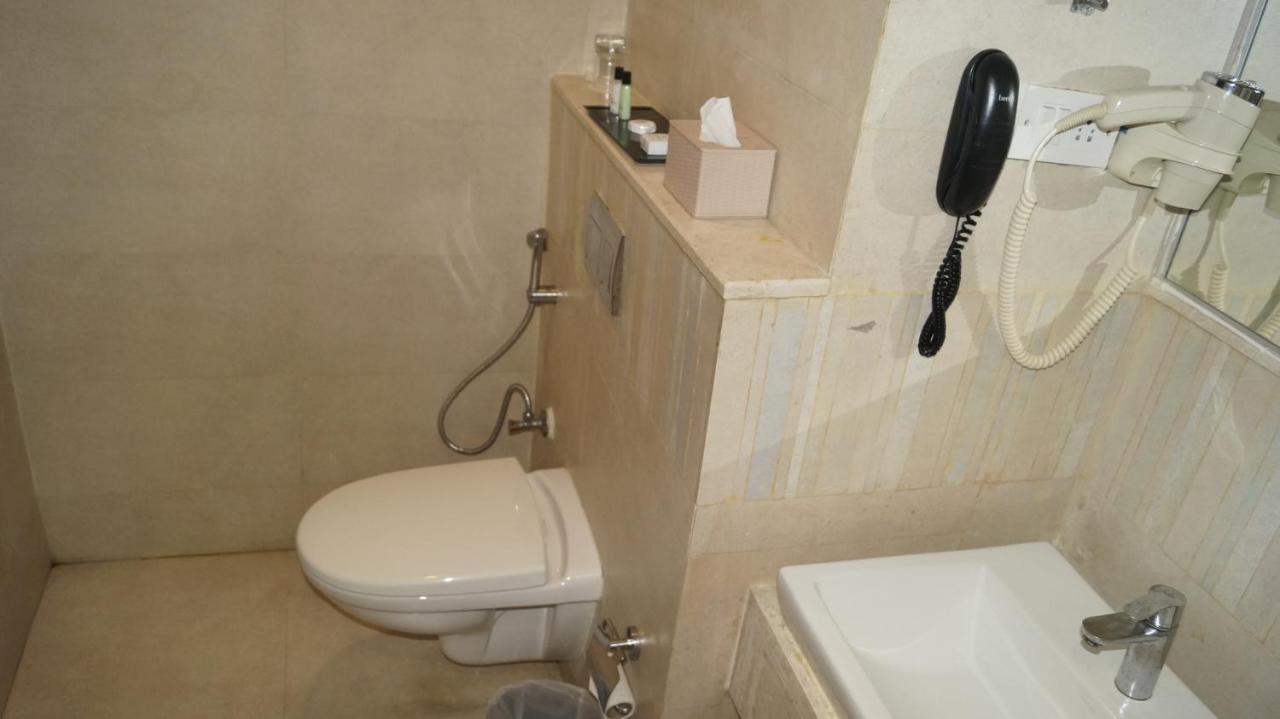 V 7 Hotel Chennai Bagian luar foto