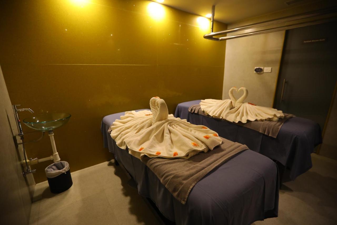 V 7 Hotel Chennai Bagian luar foto
