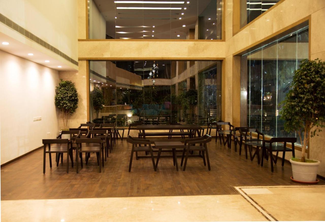V 7 Hotel Chennai Bagian luar foto