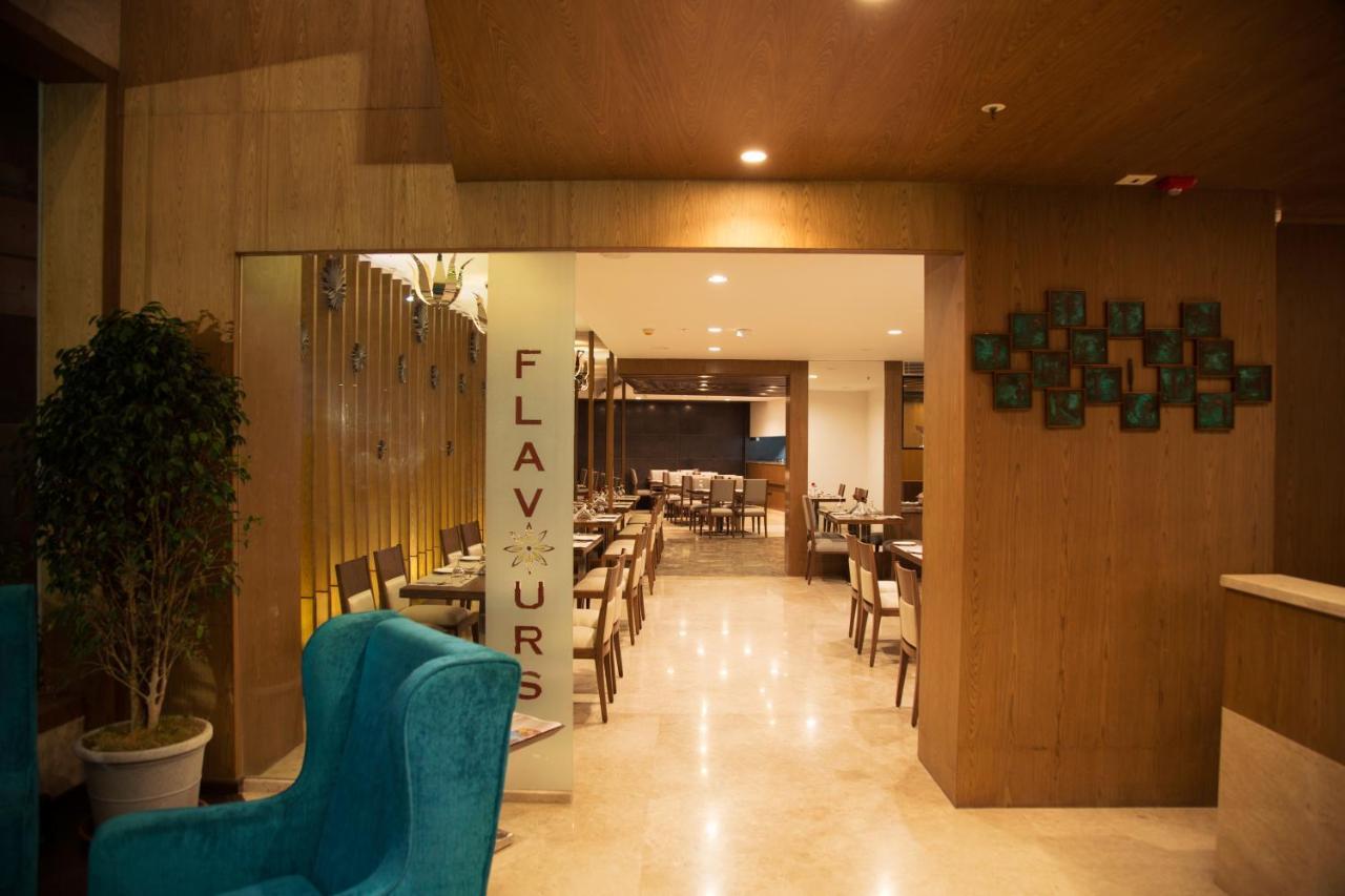 V 7 Hotel Chennai Bagian luar foto
