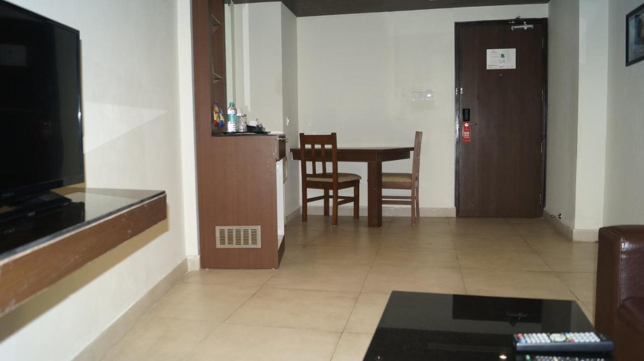 V 7 Hotel Chennai Bagian luar foto