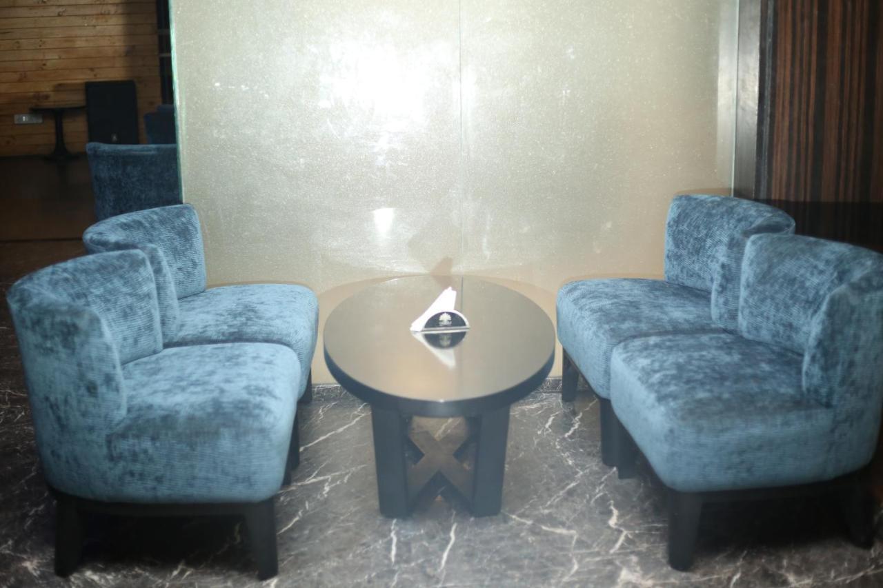 V 7 Hotel Chennai Bagian luar foto