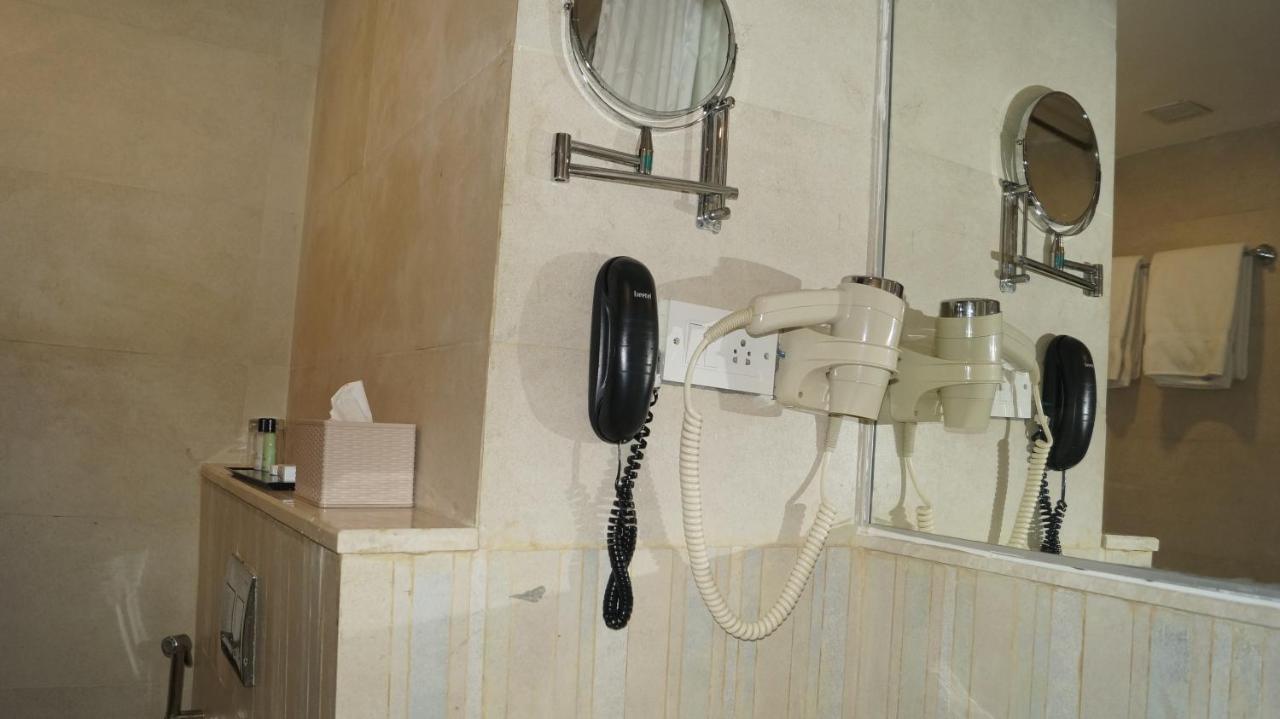 V 7 Hotel Chennai Bagian luar foto