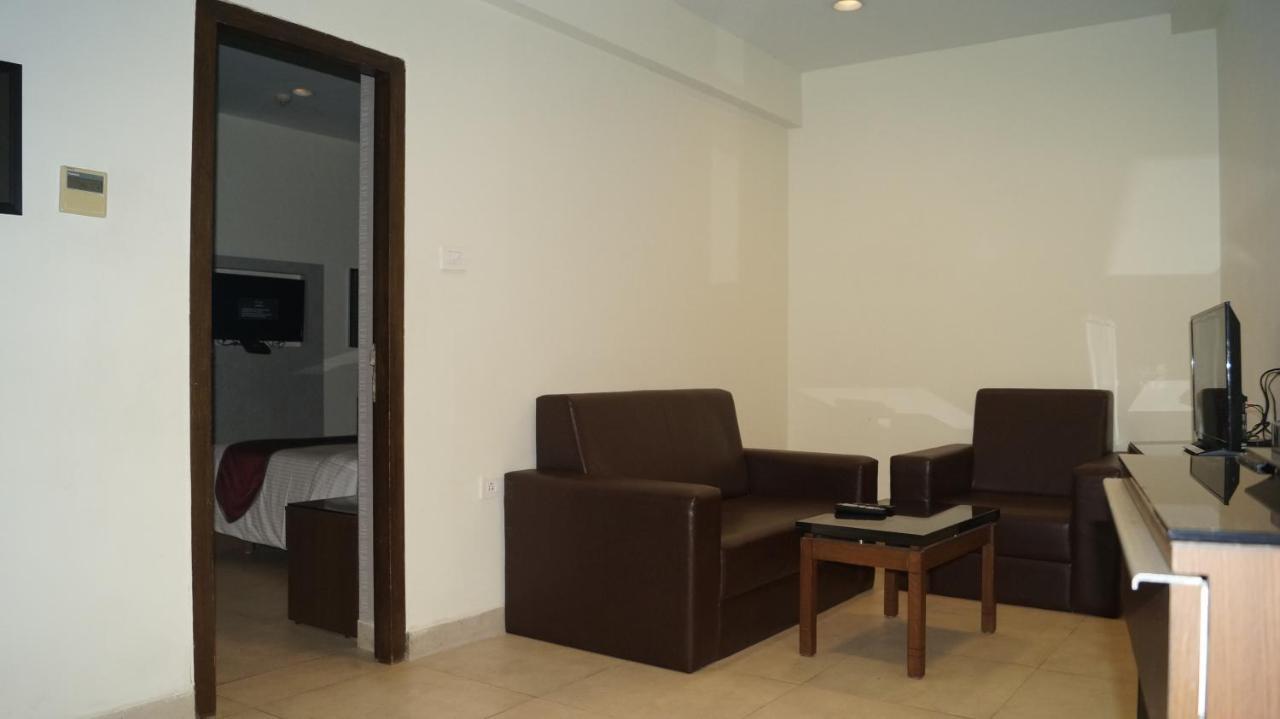 V 7 Hotel Chennai Bagian luar foto